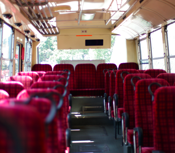 すべりおちる2人